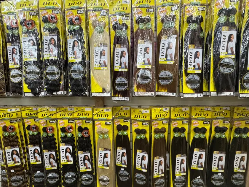 Rows of Avanti Duo straight and deep wave bundles in 18 and 24 inch packs, each hook labeled with its color number